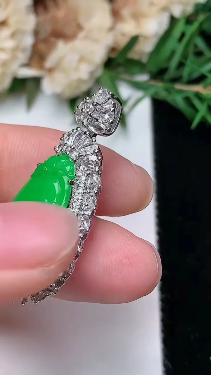 天然A货翡翠如意吊坠，尺寸34.7-16-8.6裸石19-10.6，重量:5.78g
12月19日