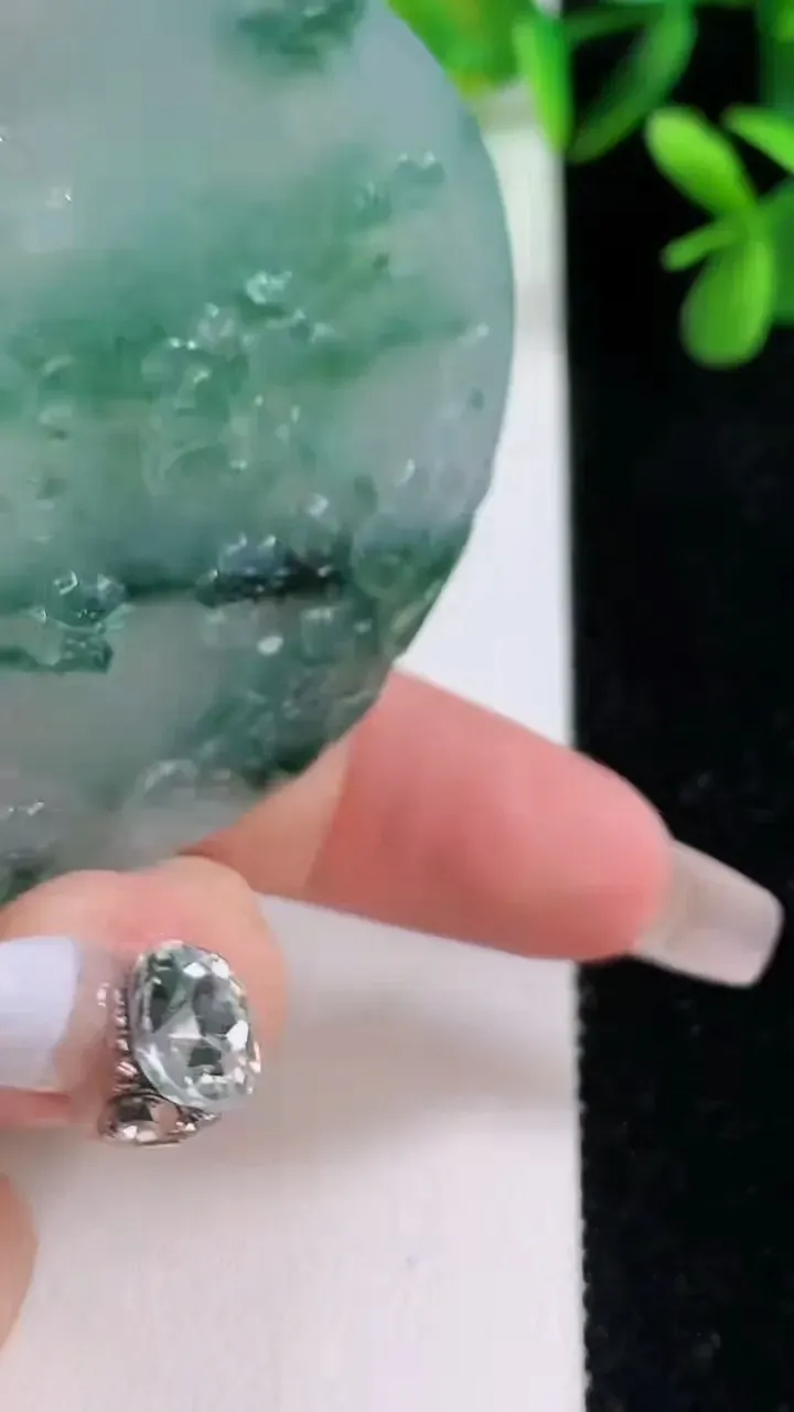 天然A货翡翠种飘花不动明王吊坠，尺寸53-11.2，重:58.20g
12月19日