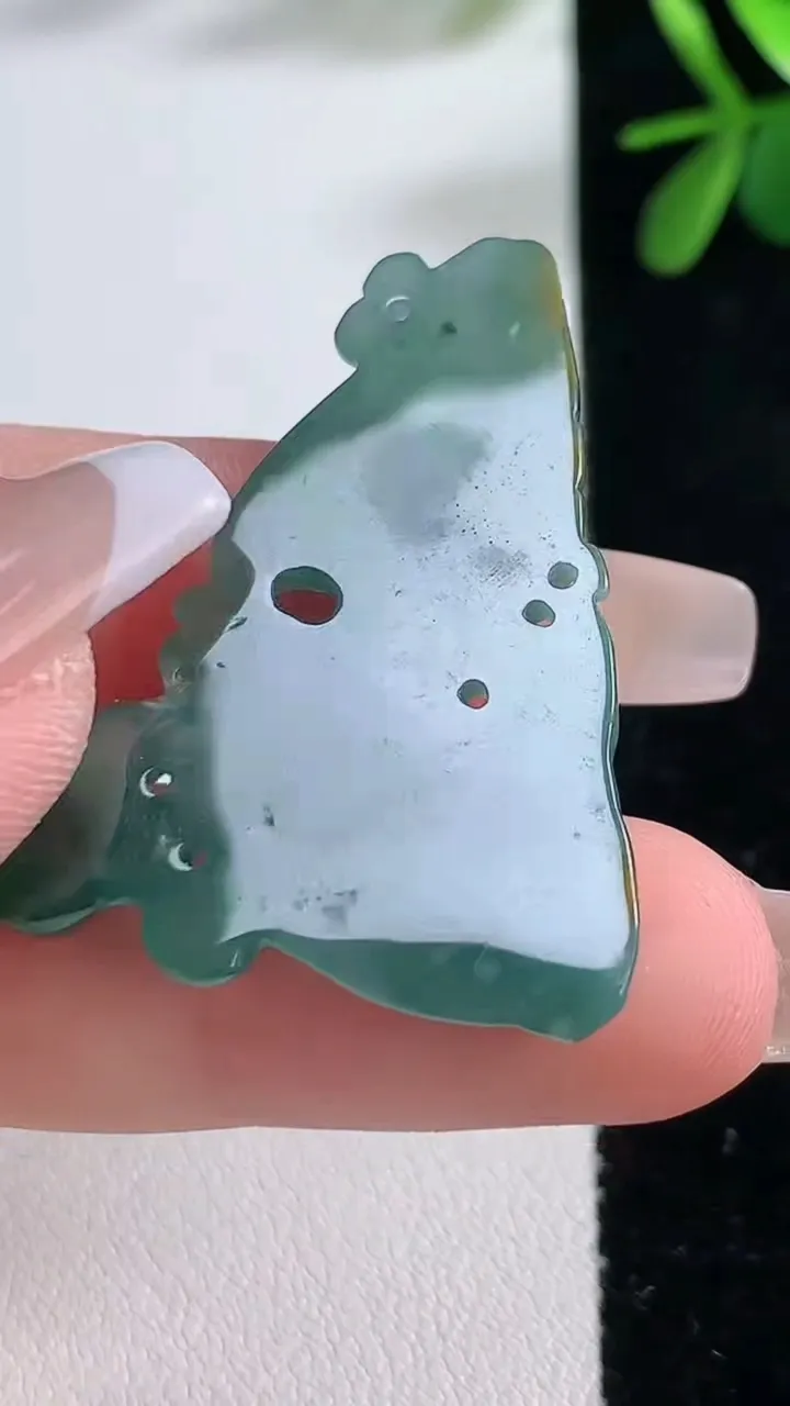 天然A货翡翠貔貅吊坠，尺寸39.6-28.9-3.8，重:5.71g
12月19日