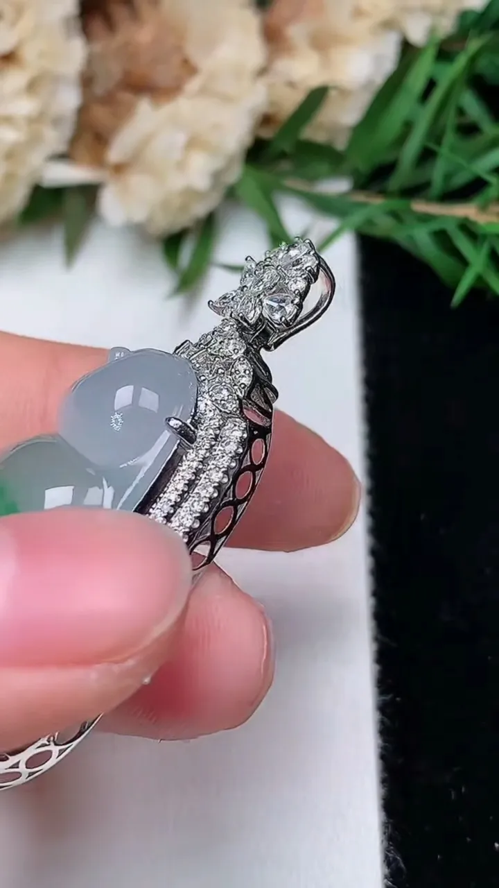 天然A货翡翠福豆吊坠，尺寸43.2-19.5-11.8，裸石29-15.3，重量:8.44g
12月19日