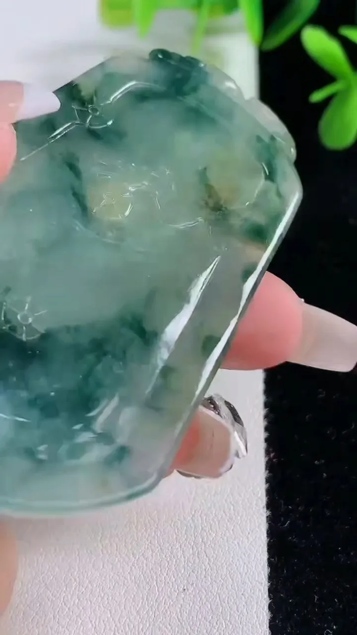 天然A货翡翠牌吊坠，尺寸70-43-10，重:44.79g
12月19日