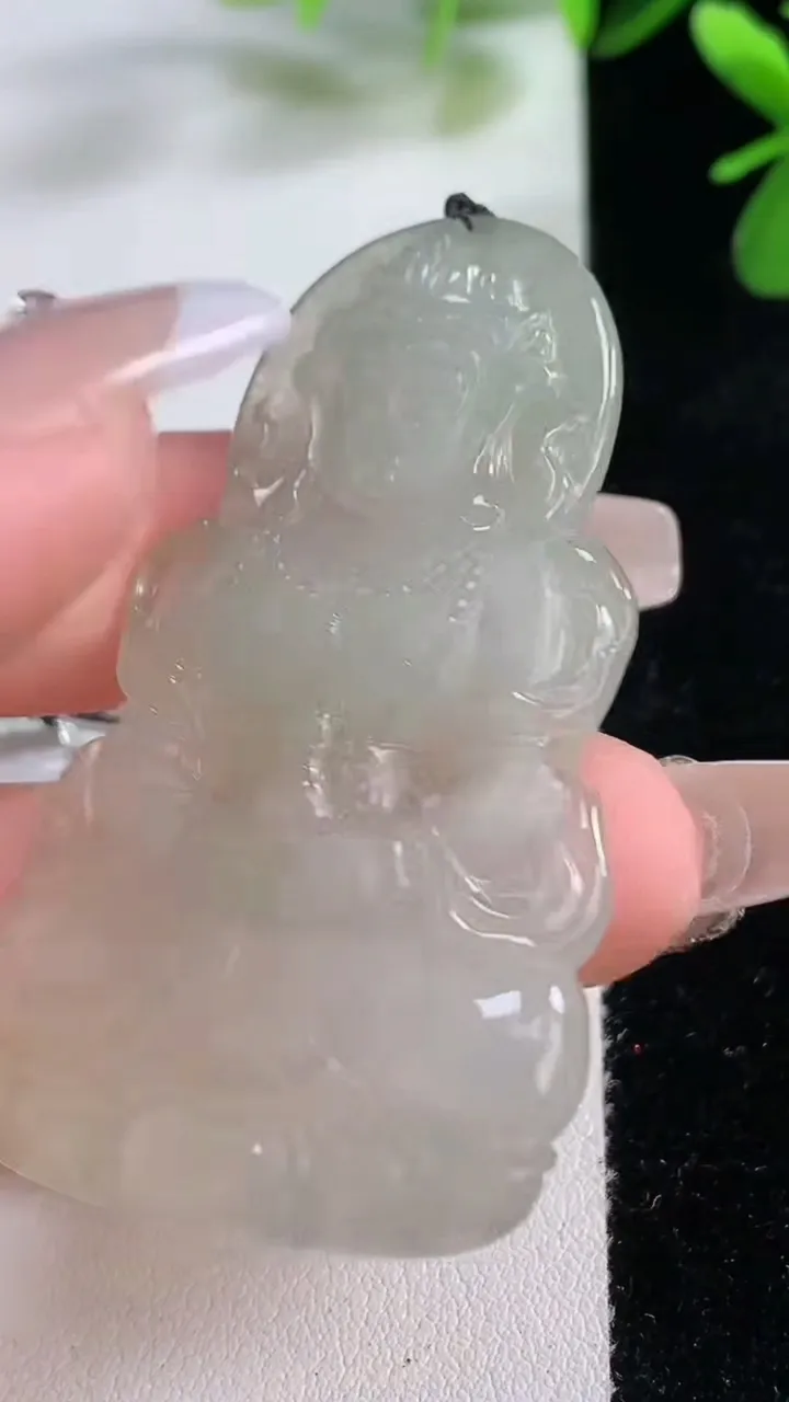 天然A货翡翠度母观音吊坠，尺寸56.1-33-5.2，重:15.69g
12月19日