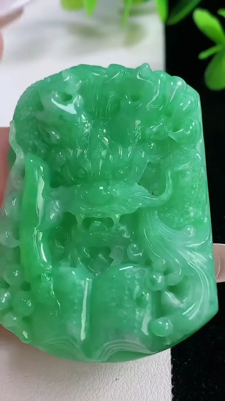 天然A货翡翠龙牌吊坠，尺寸56-43-10，重:48.93g
12月19日