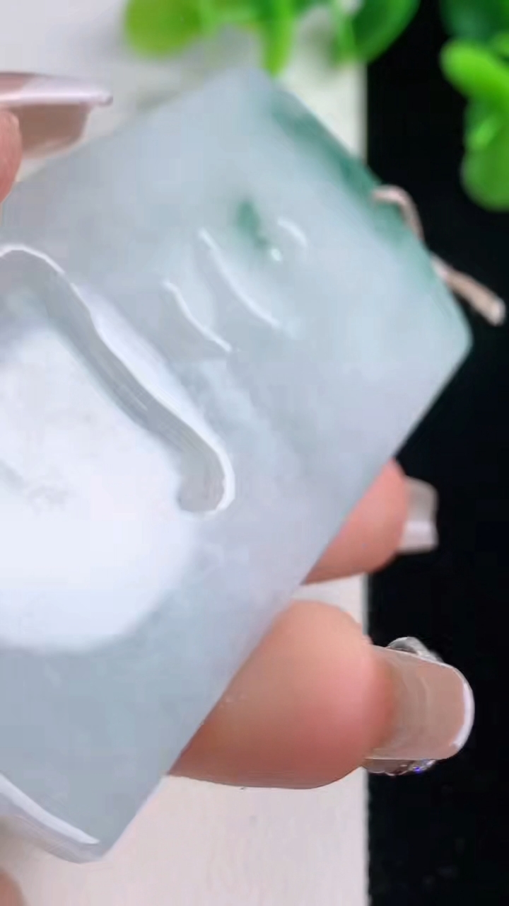 天然A货翡翠飘花文殊菩萨吊坠，尺寸72-39.6-5.2，重量:37.86g
12月19日