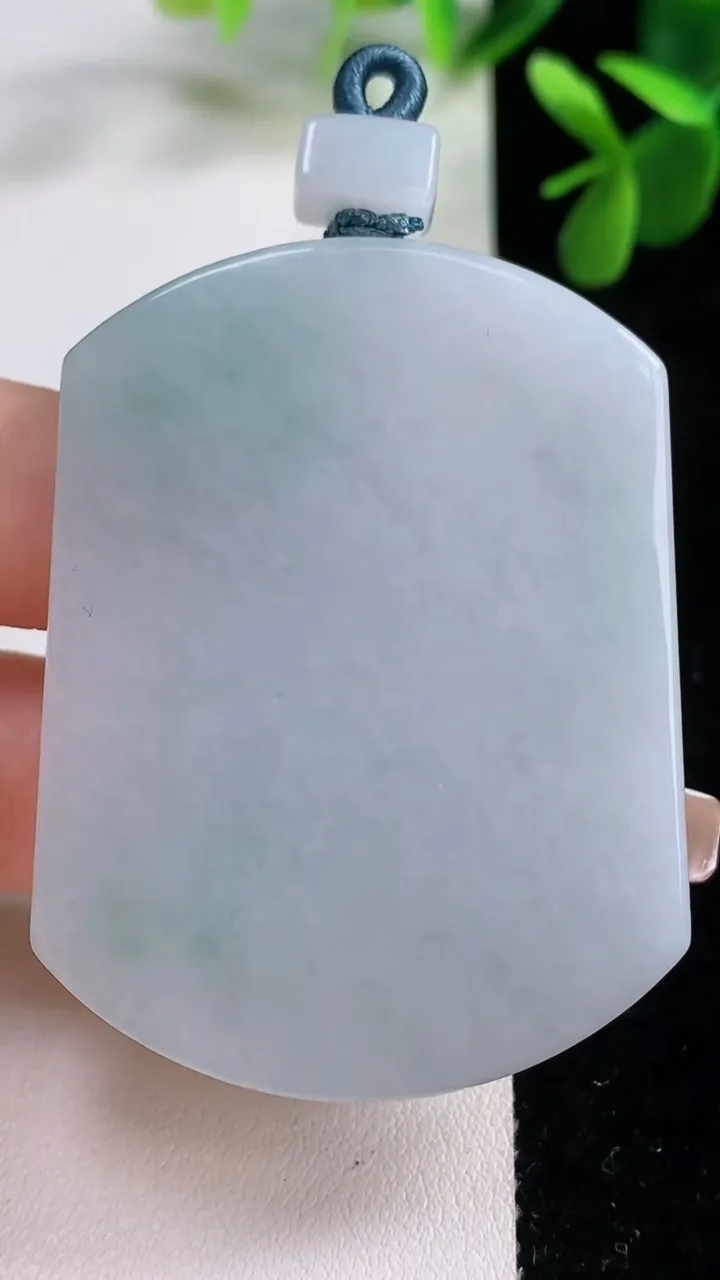 天然A货翡翠飘花无事牌吊坠，尺寸53.7-41.2-55，重量:37.15g
12月19日