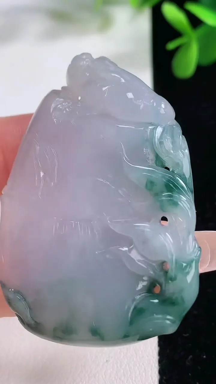 天然A货翡翠紫罗兰飘花节节高升 竹节吊坠，尺寸51.7-36.8-8，重量:30.85g
12月19