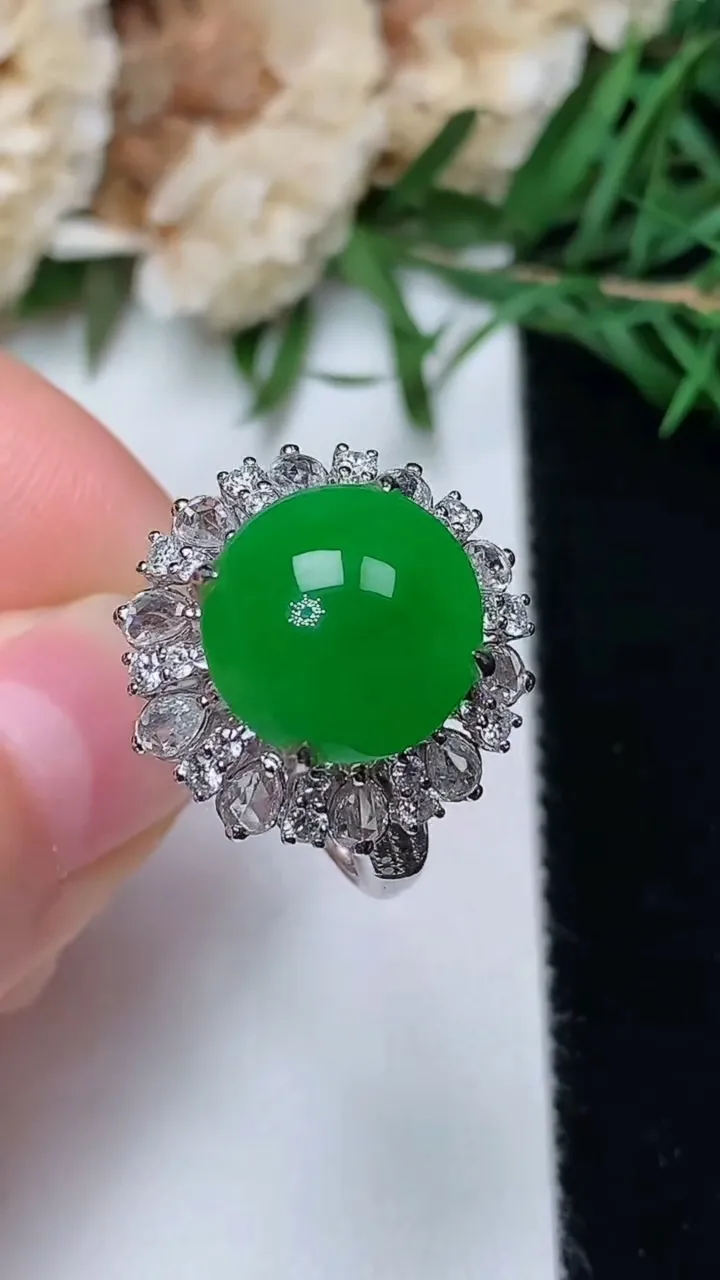 天然A货翡翠蛋面戒指，尺寸17.3-11.6-11.4，重量:5.87g2025年12月19日
工厂直销收藏佳品,种好水足，色泽均匀，有种有色，上手高大气！