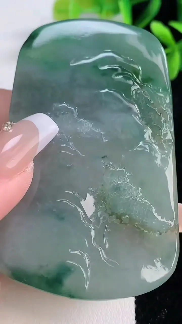 天然A货翡翠山水牌吊坠，尺寸68-43-12，重:77.34g
12月19日