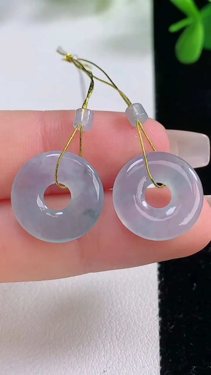 天然A货翡翠冰种飘花平安环吊坠一对，尺寸15.5-2.5，重量:3.04g
12月19日