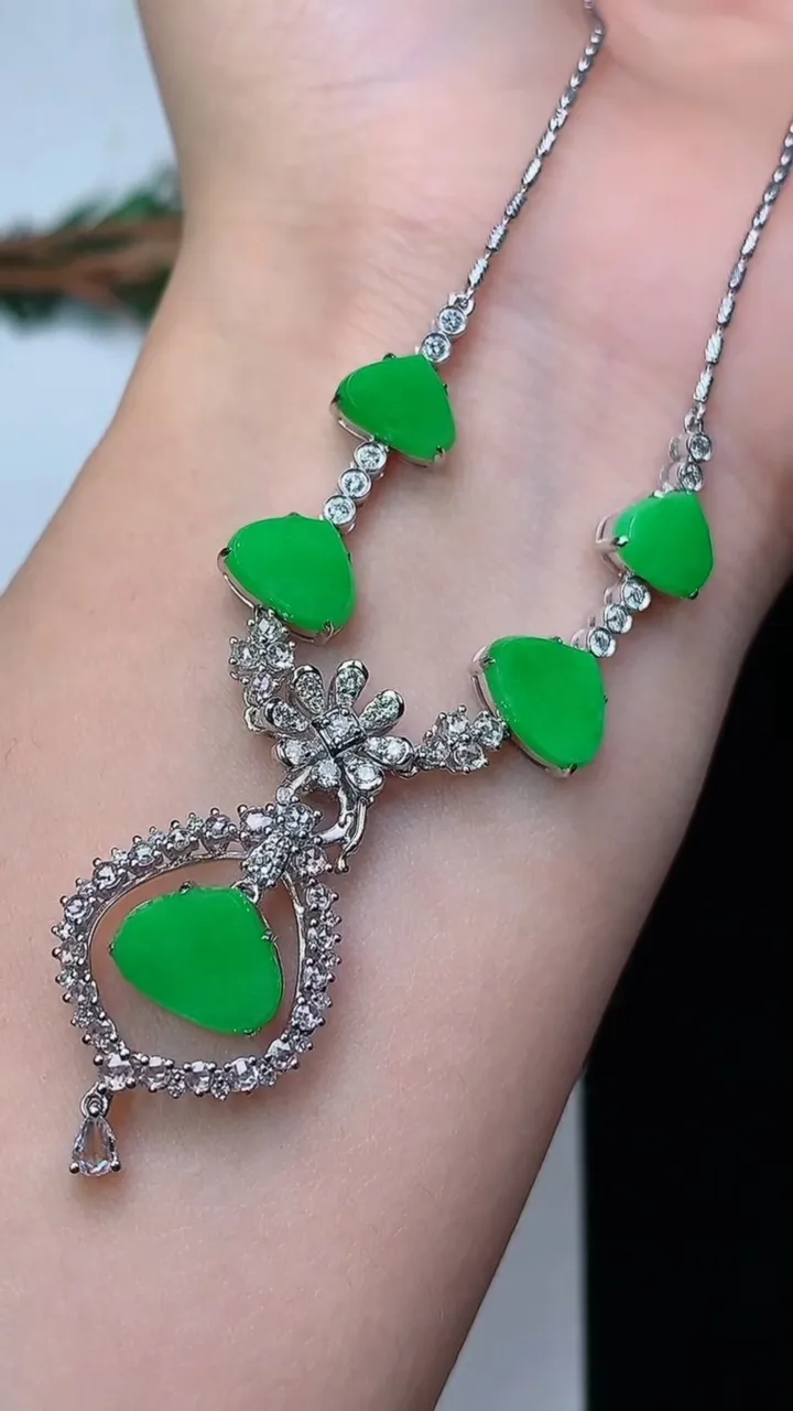 天然A货翡翠水滴项链，尺寸7.6-9.6-1.6，重量:9.39g12月19日
工厂直销收藏佳品,种好水足，色泽均匀，有种有色，上手高大气！