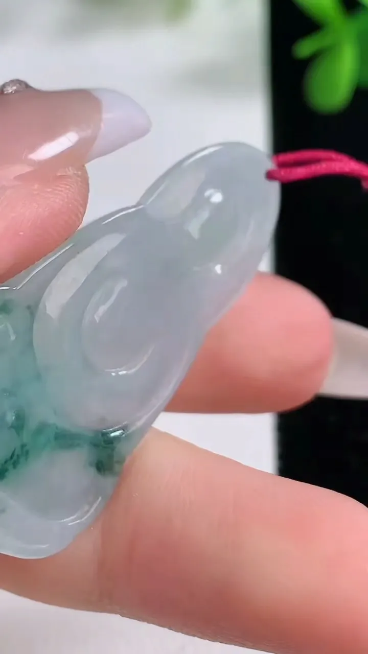 天然A货翡翠冰种飘花观音菩萨吊坠，尺寸42-22.8-5.5，重量:8.81g
12月19日