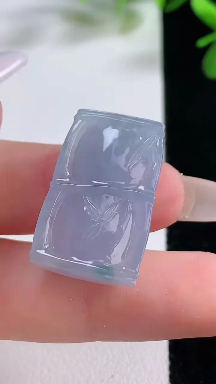 天然A货翡翠紫罗兰节节高升 竹节吊坠，尺寸26-17-6.6，重:6.24g
12月19日