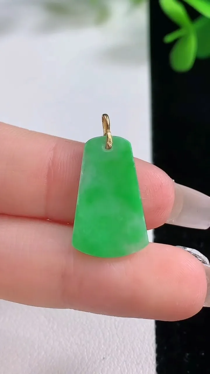 天然A货翡翠无事牌吊坠，尺寸20.5-12.5-11，重量:0.90g
12月19日