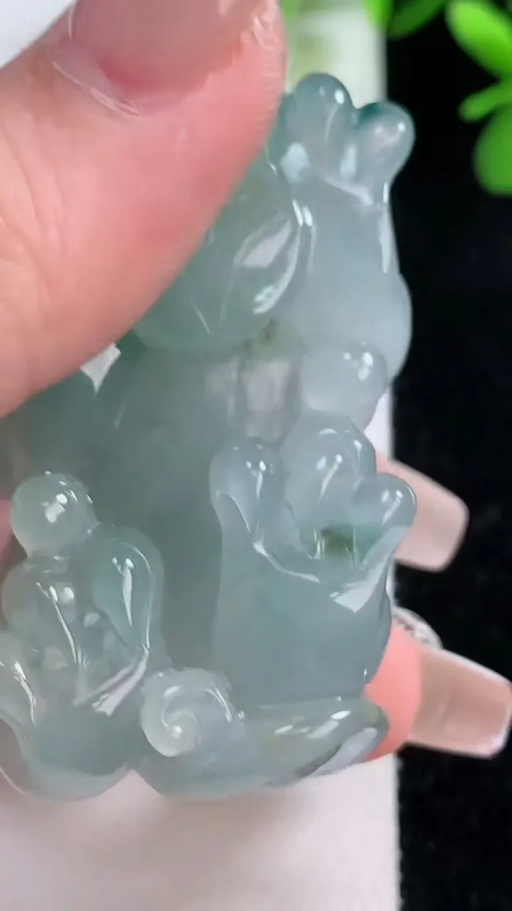 天然A货翡翠种飘花貔貅吊坠，尺寸50-26-23.4，重:63.40g
12月19日