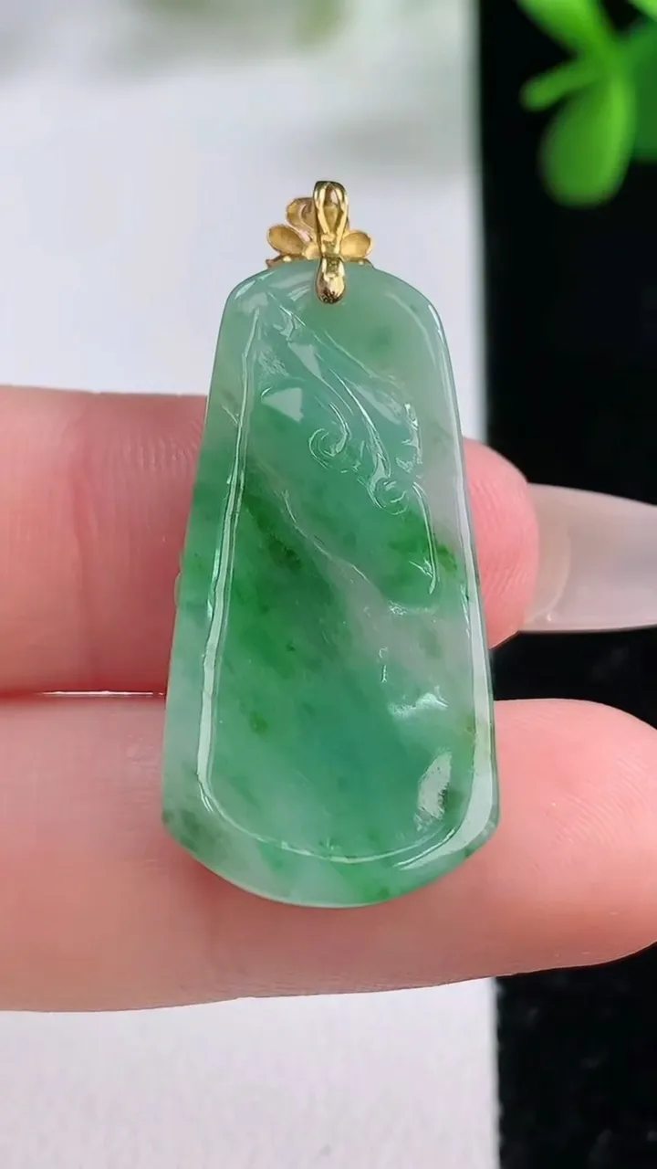 天然A货翡翠梅花鹿吊坠，尺寸29.8-15.8-9.3，重量:3.09g
12月19日