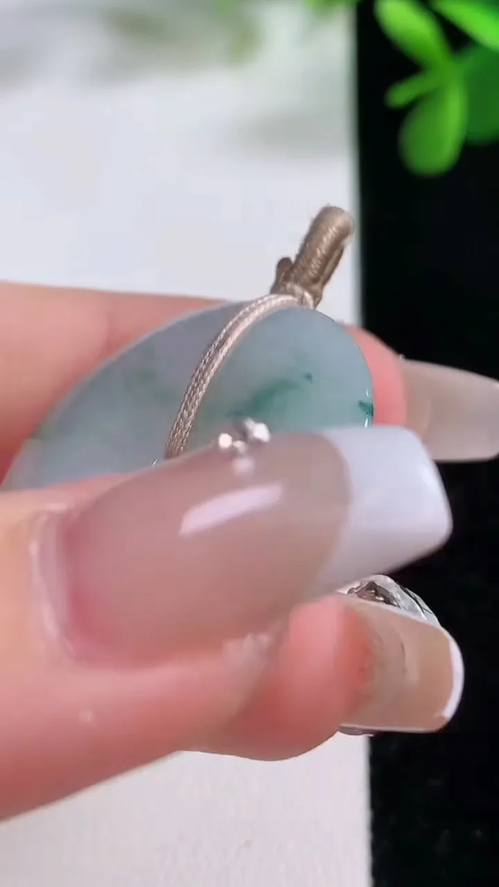 天然A货翡翠冰种飘花平安扣吊坠，尺寸29.8-5.5，重量:10.30g
12月19日