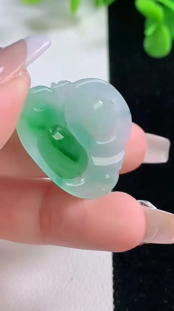 天然A货翡翠佛公吊坠，尺寸23.5-30-5.3，重量:6.41g
12月20日