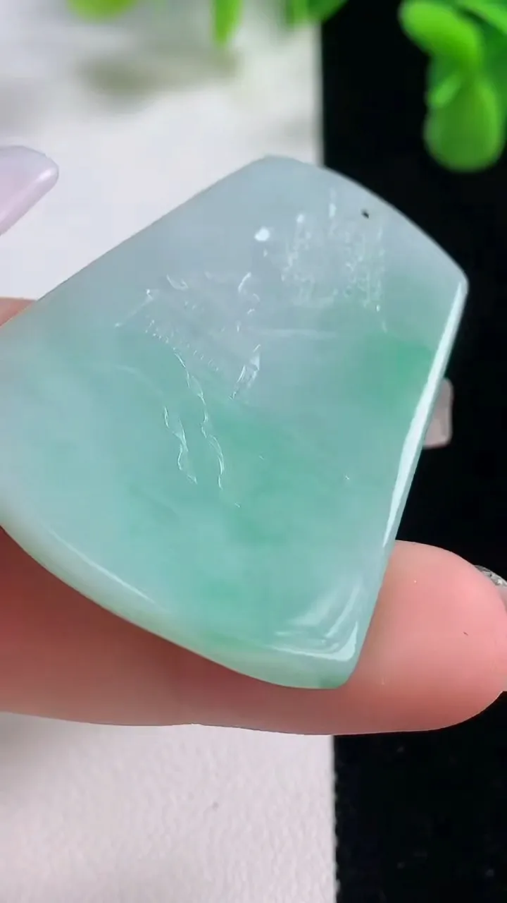 天然A货翡翠山水牌吊坠，尺寸42.6-32.8-6，重量:18.96g
12月20日