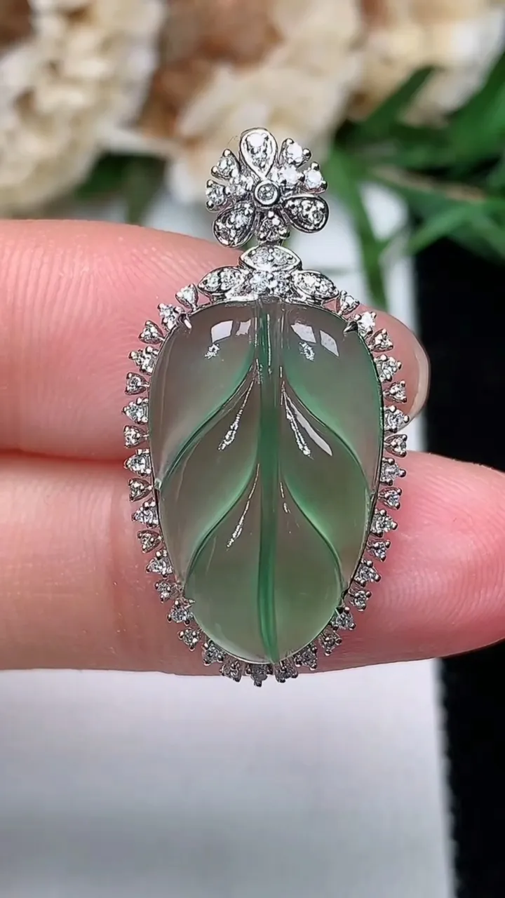 天然A货翡翠金枝玉叶 叶子吊坠，尺寸29.8-15-8.3，裸石19-12.3，重量:3.07g
1