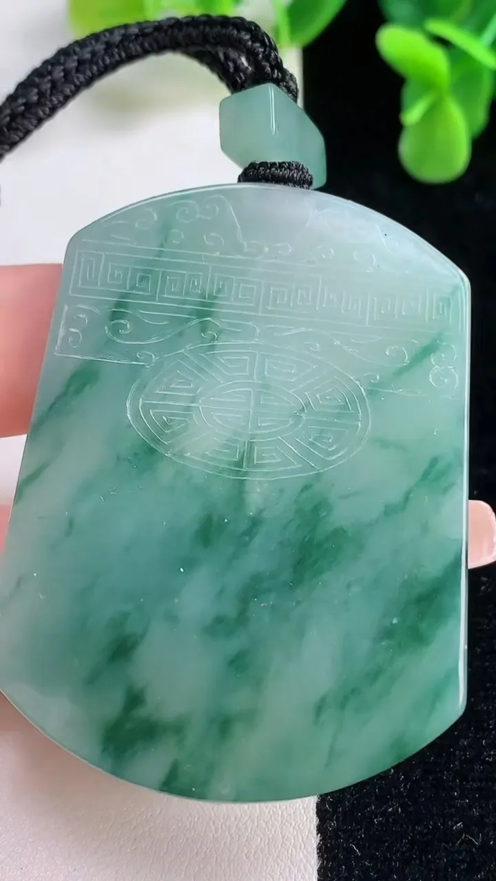 天然A货翡翠冰种飘花仿古无事牌吊坠，尺寸56-42.2-5.6，重量:43.98g
12月20日