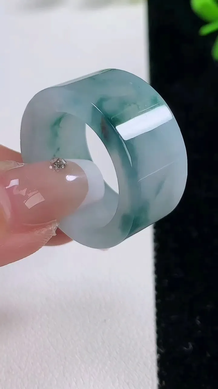 天然A货翡翠飘花方形指环扳指，尺寸20-12.7-4，重:12.49g2025年12月20日
工厂直