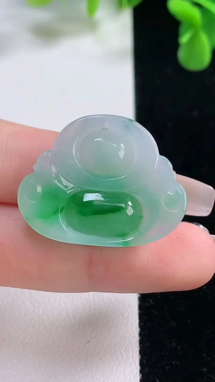 天然A货翡翠佛公吊坠，尺寸23.5-30-5.3，重量:6.41g
12月20日