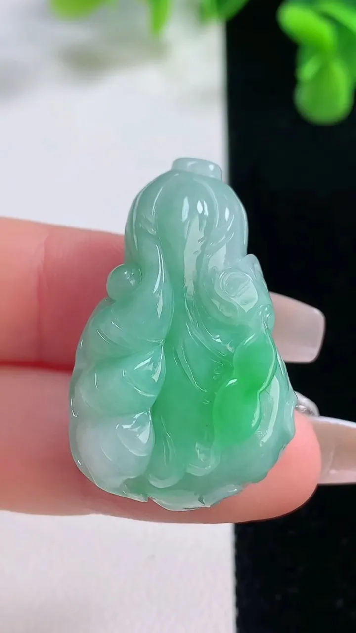 天然A货翡翠白菜吊坠，尺寸34.6-21.3-11.4，重量:15.23g
12月20日