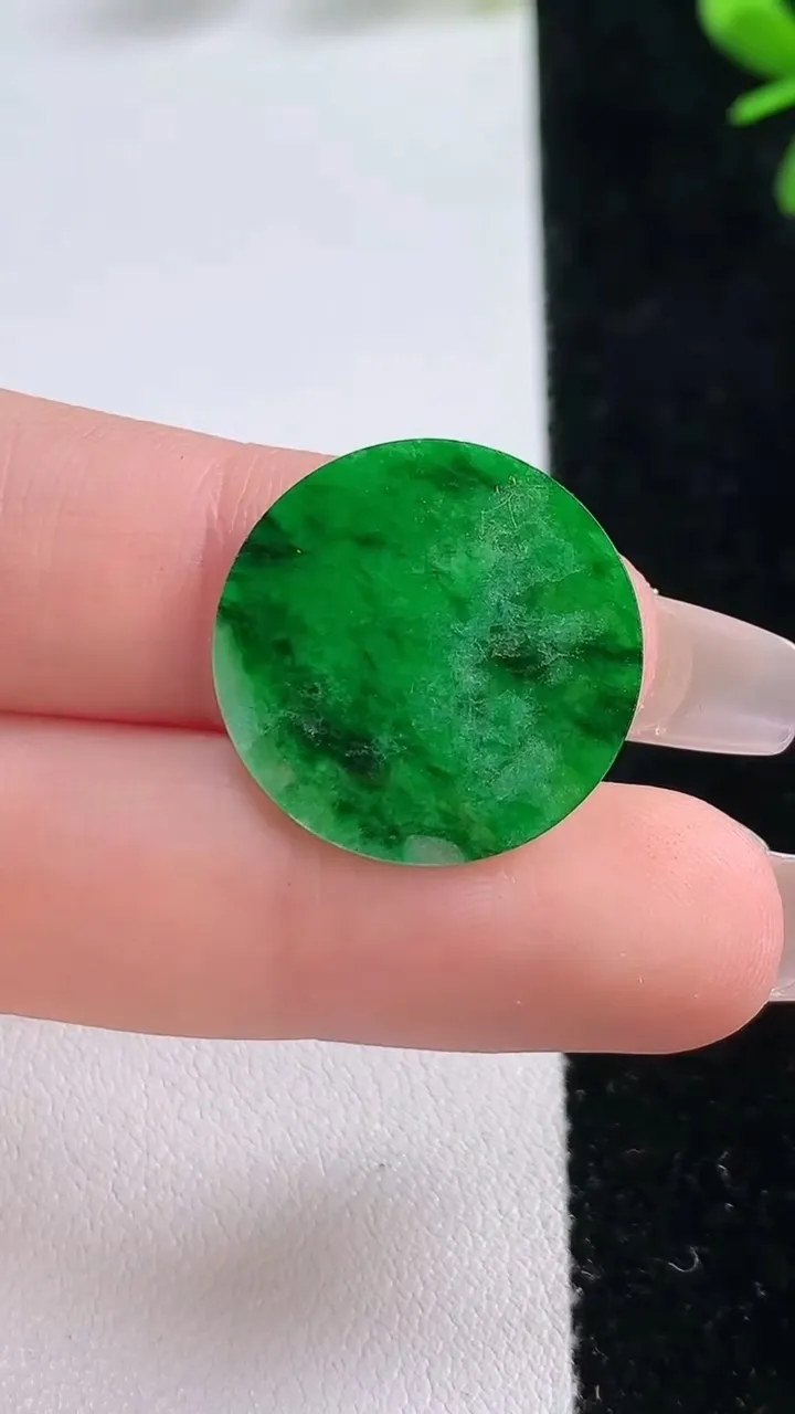 天然A货翡翠无事牌镶嵌件，尺寸20.8-1，重:0.90g
12月20日