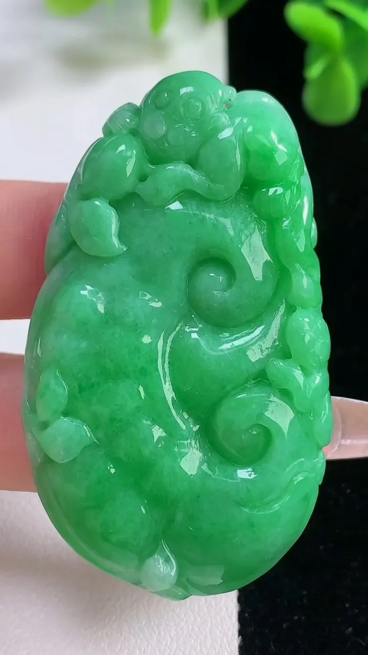 天然A货翡翠如意吊坠，尺寸55.4-33.3-8.4，重量:33.79g
12月20日