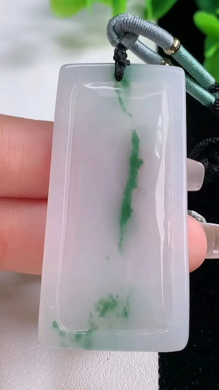 天然A货翡翠观音菩萨吊坠，尺寸54.6-28-5，重量:17.68g
12月20日