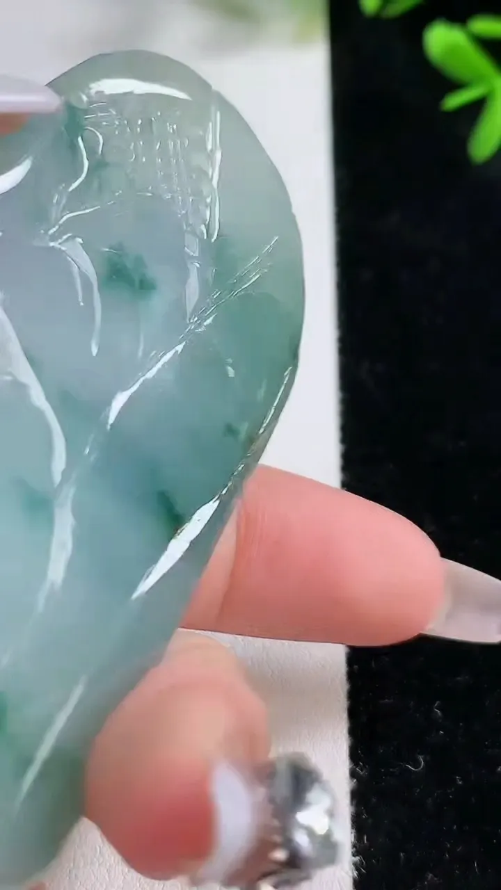 天然A货翡翠牌吊坠，尺寸72-45.5-13.8，重:79.59g
12月20日