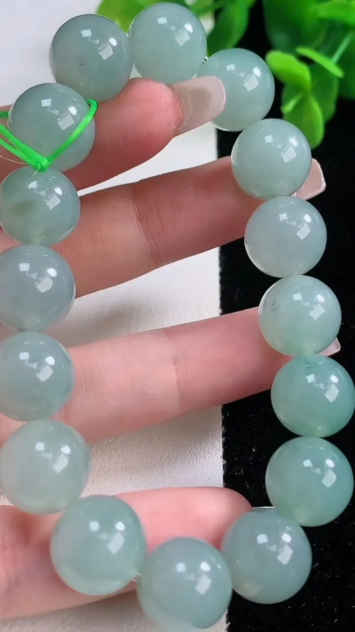 天然A货翡翠圆珠手串，尺寸12.2-16颗，重量:52.88g12月20日
工厂直销收藏佳品,种好水足，色泽均匀，有种有色，上手高大气！