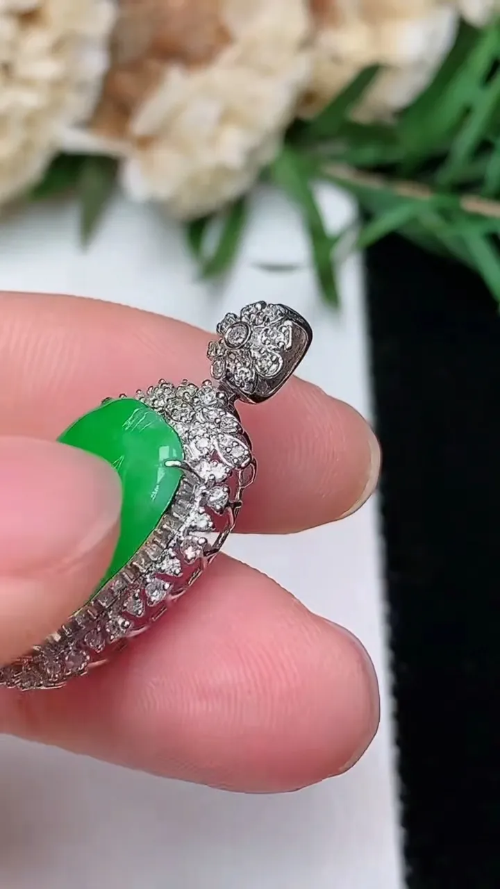 天然A货翡翠金枝玉叶 叶子吊坠，尺寸26.8-12.9-6.8，裸石15.7-9.6，重量:2.51g
12月20日