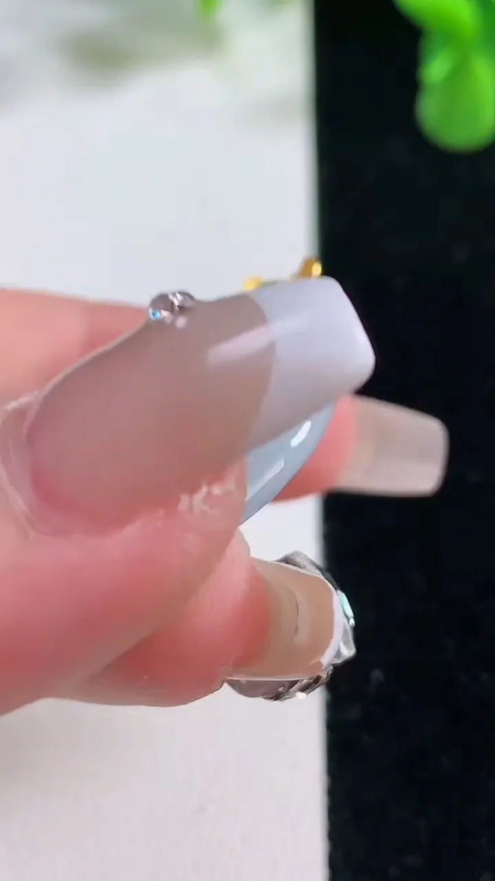 天然A货翡翠18K金飘花平安扣吊坠，尺寸31.2-5.7，重量:12.05g
12月20日