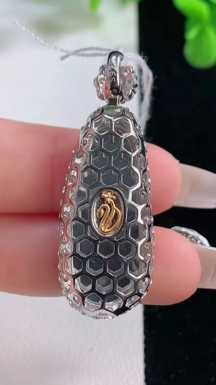 天然A货翡翠福瓜吊坠，尺寸42.3-15-8.6，裸石31.4-11.8重量:5.03g
12月20日