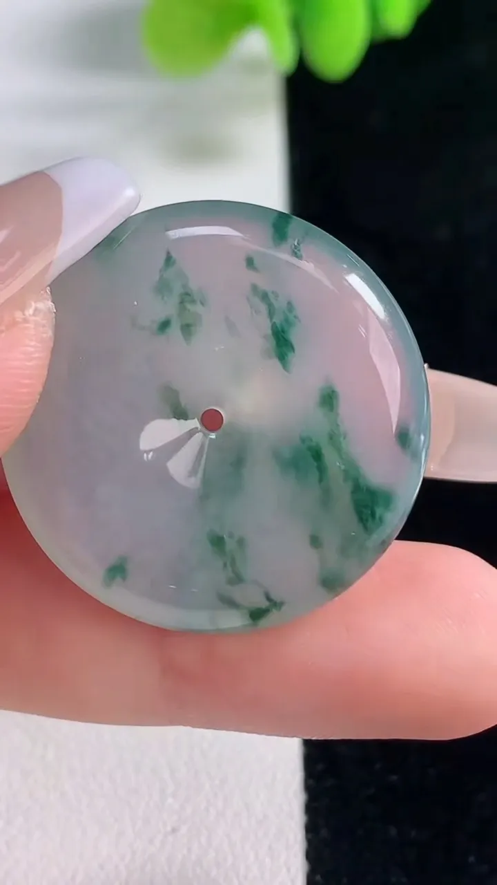 天然A货翡翠种飘花平安扣吊坠，尺寸28.3-6，重量:10.00g
12月20日