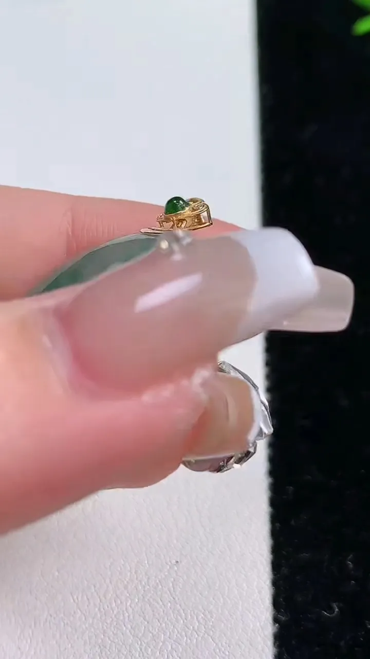 天然A货翡翠种飘花平安扣吊坠，尺寸23-5.2，重:5.80g
12月20日