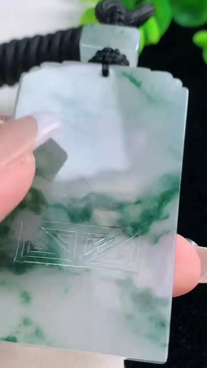 天然A货翡翠种飘花仿古无事牌吊坠，尺寸61-36.7-5.8，重量:51.06g
12月20日