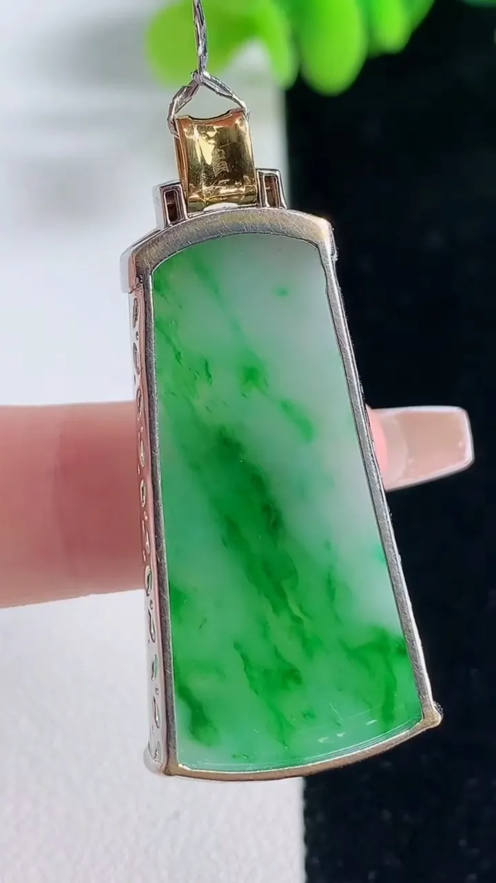 天然A货翡翠无事牌吊坠，尺寸36.5-18-5，重量:7.52g
12月20日