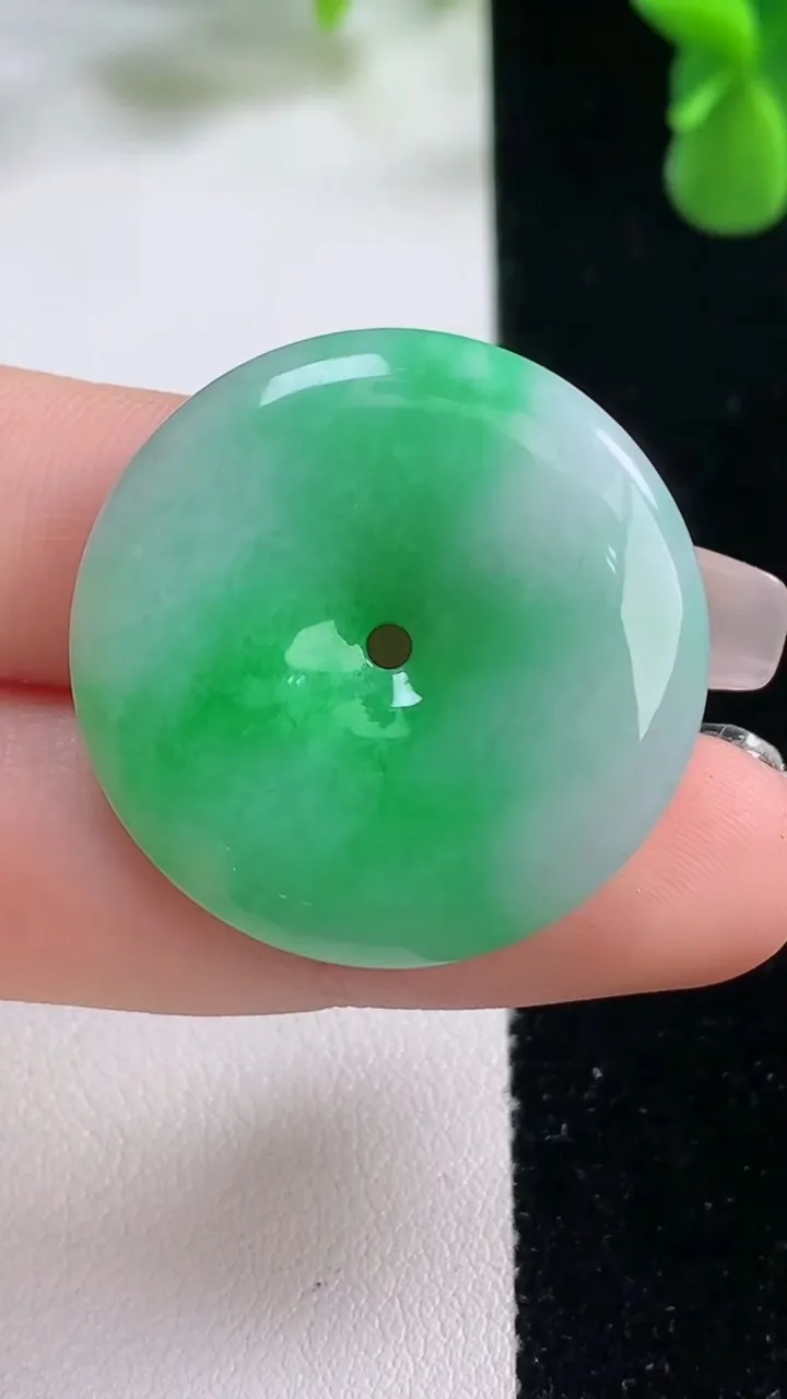 天然A货翡翠平安扣吊坠，尺寸29.7-5.2，重量:9.91g
12月20日