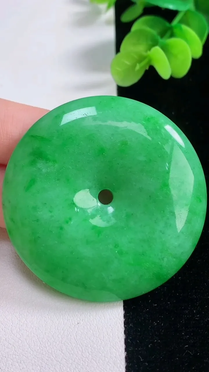 天然A货翡翠平安扣吊坠，尺寸49.5-8.8，重量:46.30g
12月20日