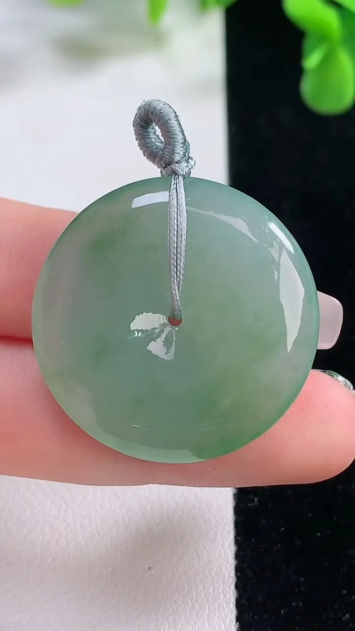 天然A货翡翠平安扣吊坠，尺寸30.7-5.9，重量:12.33g
12月20日