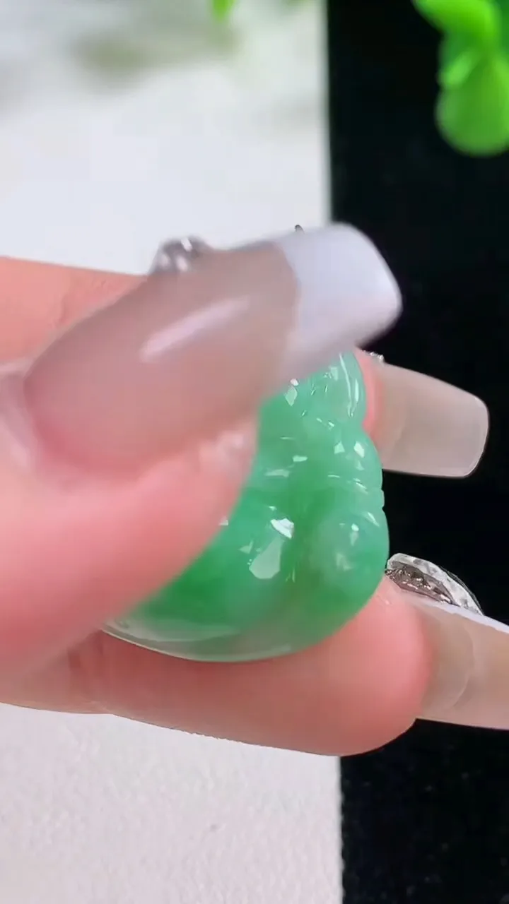 天然A货翡翠佛公吊坠，尺寸25-28-6，重量:6.05g
12月20日