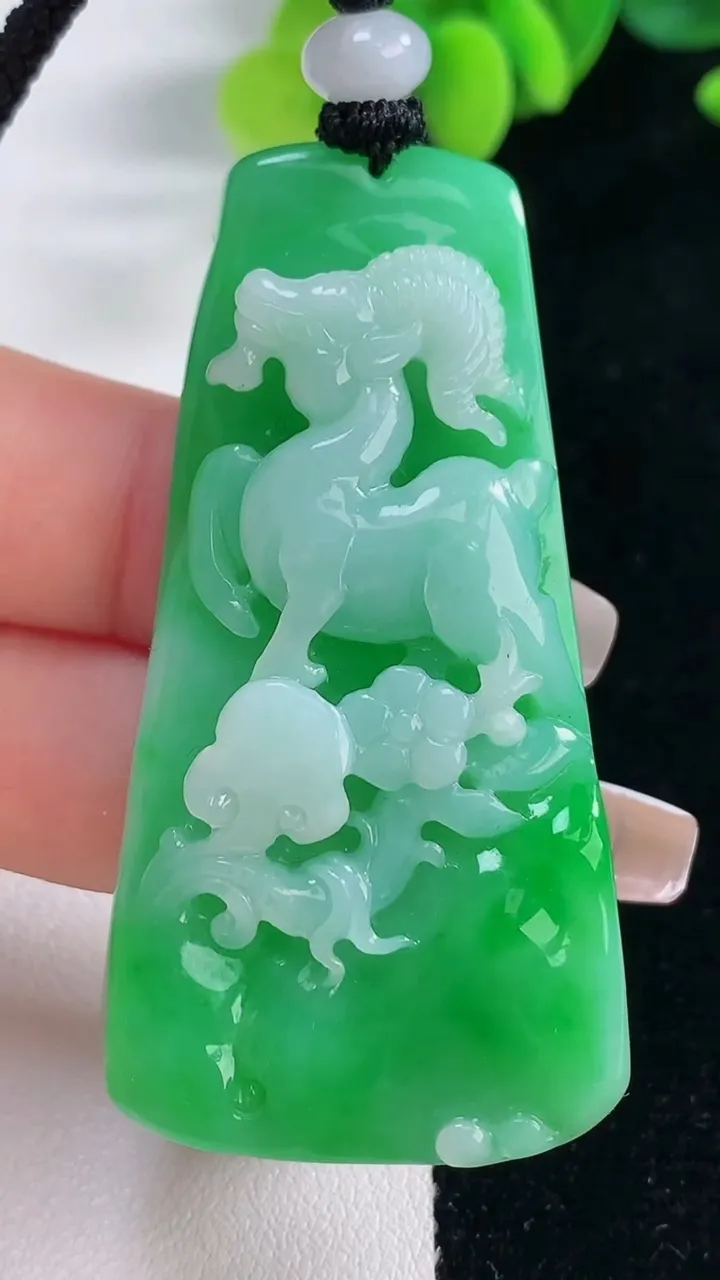 天然A货翡翠梅花鹿吊坠，尺寸57.4-29.3-10.7，重量:42.58g
12月20日