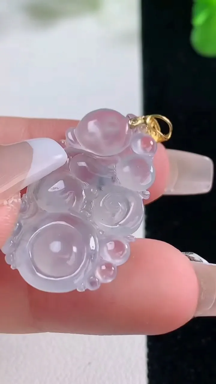 天然A货翡翠种飘花生肖猴吊坠，尺寸29.7-17.5-4.9，重量:4.02g
12月20日