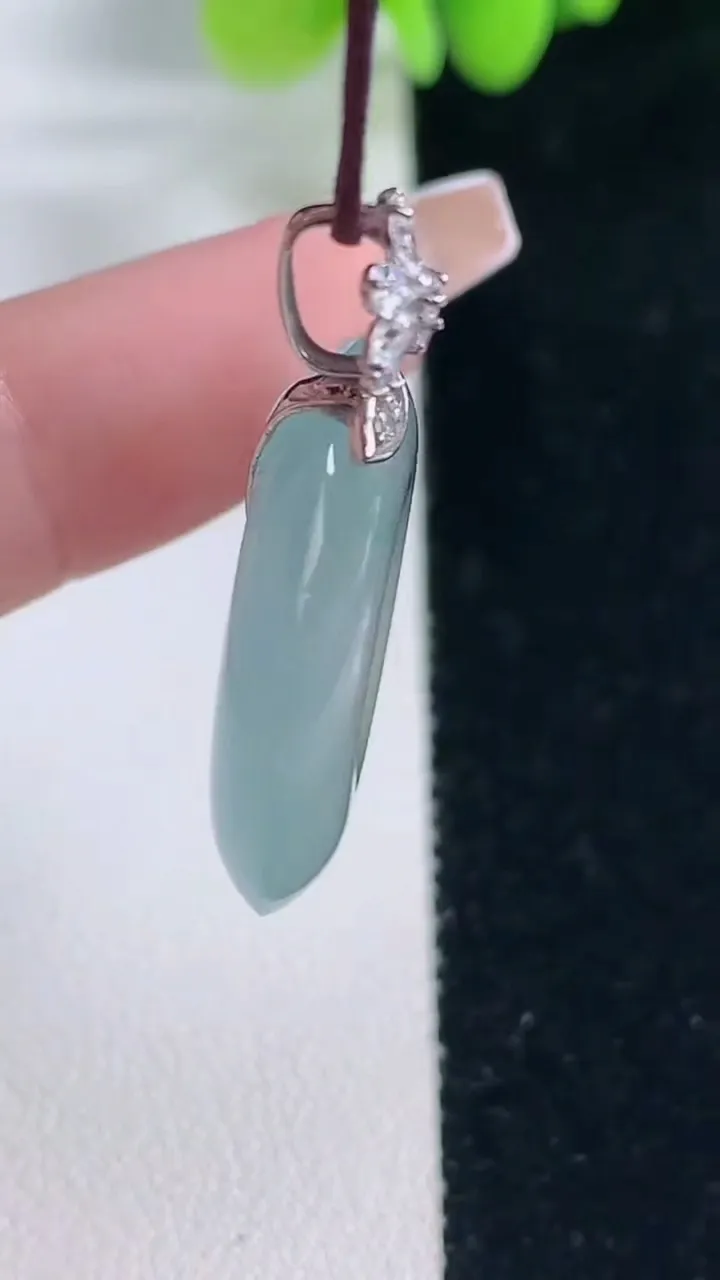 天然A货翡翠种飘花平安扣吊坠，尺寸24.4-5.5，重量:7.07g
12月20日