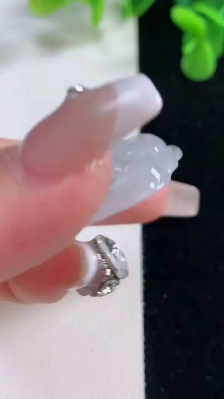 天然A货翡翠冰种飘花佛公吊坠，尺寸37.6-42-6.3，重量:15.40g
12月20日