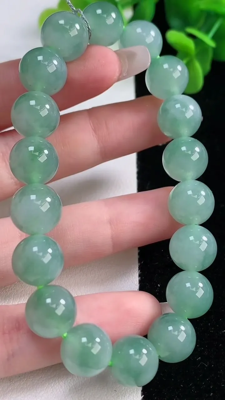天然A货翡翠圆珠手串，尺寸10.8-18颗，重量:42.00g12月20日
工厂直销收藏佳品,种好水足，色泽均匀，有种有色，上手高大气！
