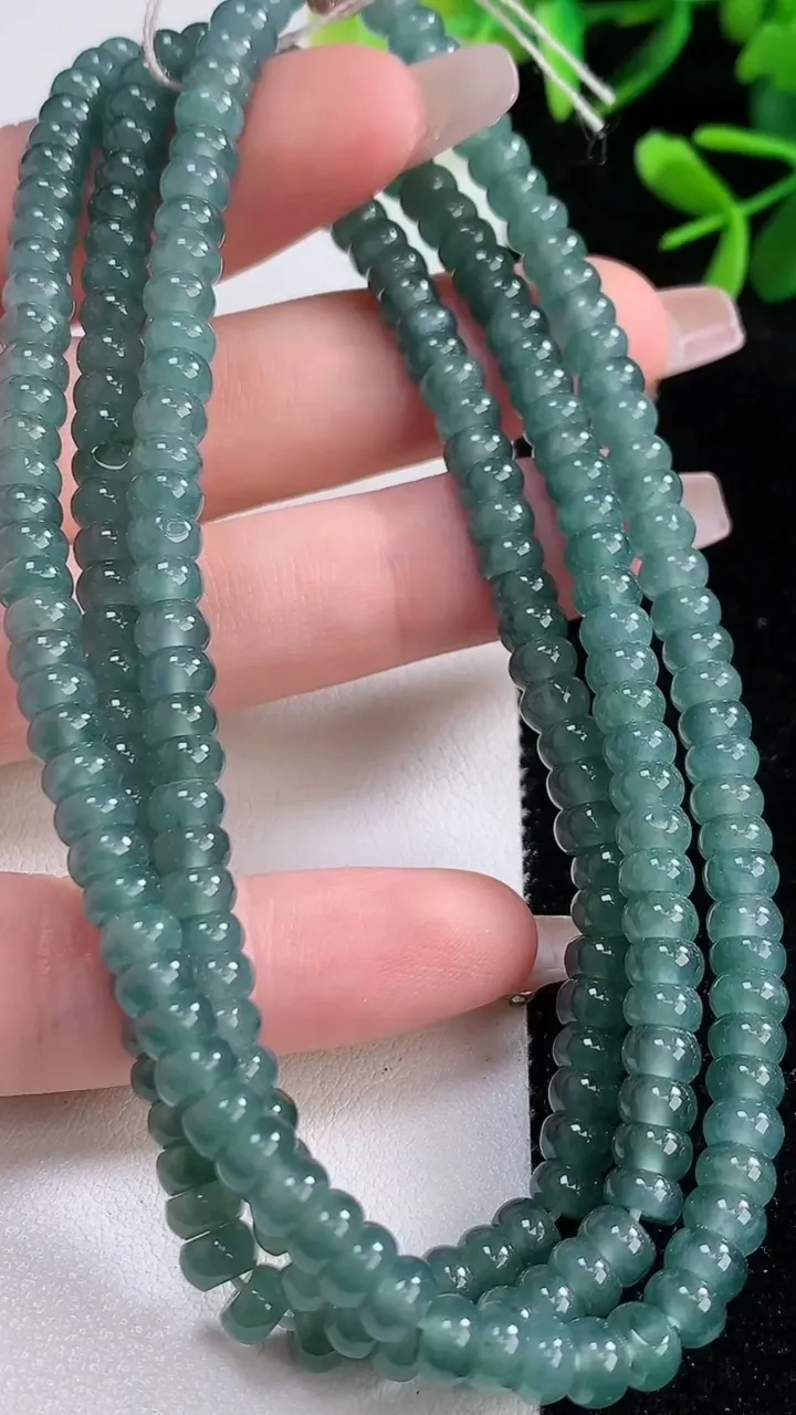 天然A货翡翠算盘珠项链，尺寸5.2-124颗，重:42.47g12月20日
工厂直销收藏佳品,种好水足，色泽均匀，有种有色，上手高大气！