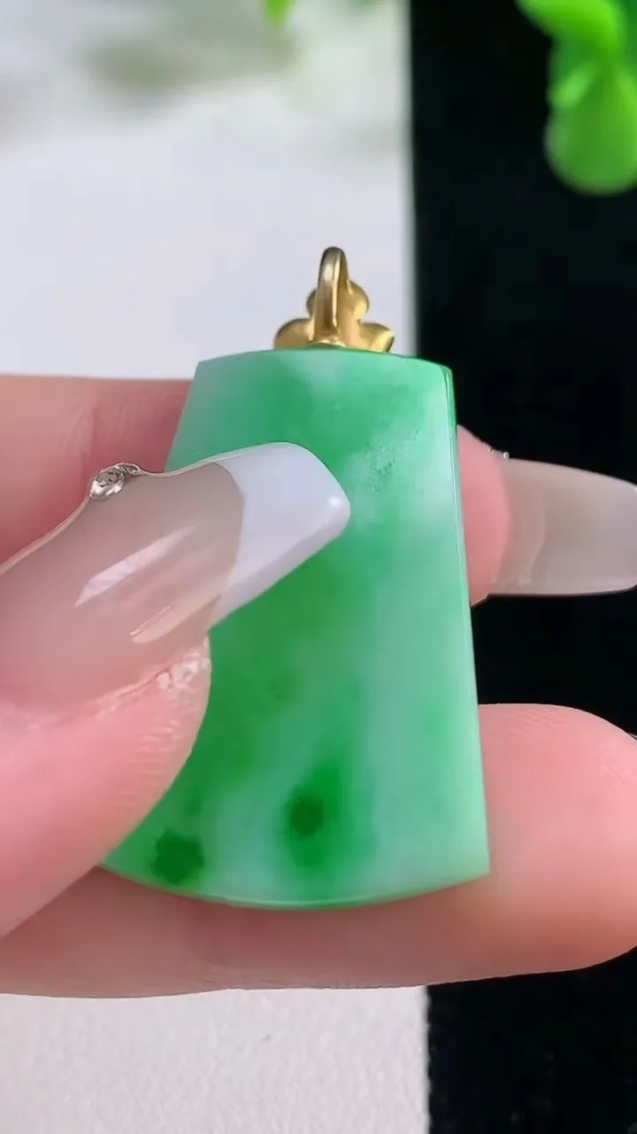 天然A货翡翠无事牌吊坠，尺寸30-20.6-2.7，重量:5.16g
12月20日